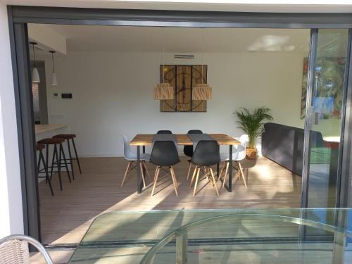 a dining room with a table and chairs at ESPECTACULAR CASA EN LLAGOSTERA - Costa Brava in Llagostera