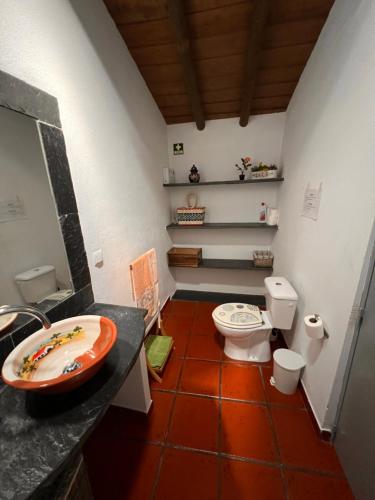 a bathroom with a toilet and a sink at Casa da Eira in Reguengos de Monsaraz