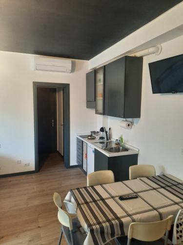 a kitchen and dining room with a table and chairs at Casa Leonardo Airport in Azzano San Paolo