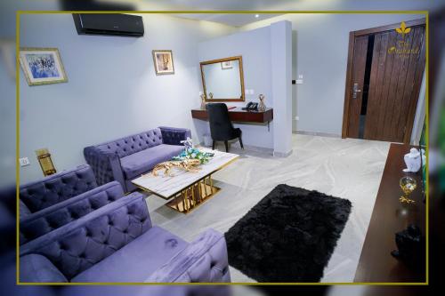 TV a/nebo společenská místnost v ubytování The Orchard Hotel Lahore