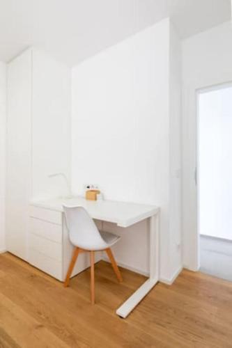 - Escritorio blanco con silla blanca en una habitación en Wonderful Two Bedroom Apartment at Limpertsberg with Parking, near Tram, en Luxemburgo