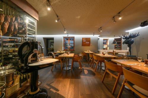 um restaurante com mesas e cadeiras de madeira numa sala em Hotel Bedriska Wellness Resort & Spa em Spindleruv Mlyn