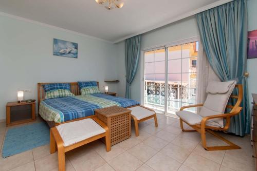 Un dormitorio con una cama y vista al mar. en Villa Encantada, en Arona