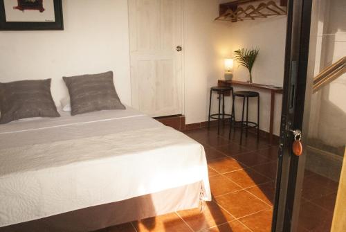 ein Schlafzimmer mit einem Bett und einem Tisch in einem Zimmer in der Unterkunft Sol Pacifico Lodge in Cascajal