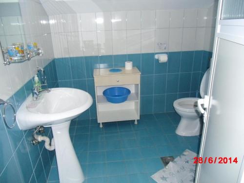 Bilik mandi di Karoski Apartments & Suites