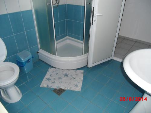 Bilik mandi di Karoski Apartments & Suites