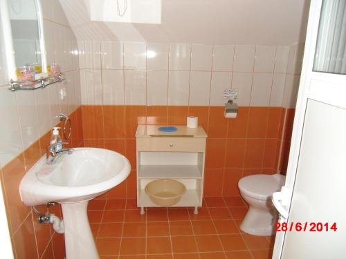 Bilik mandi di Karoski Apartments & Suites