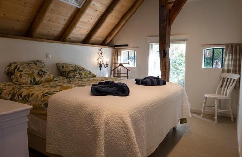 1 dormitorio con 1 cama con 2 toallas en Erve Nijkamp, en Tubbergen