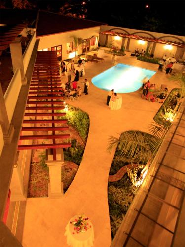 an overhead view of a swimming pool at night at Hotel Los Portales in Chinandega