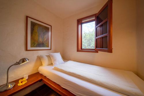 a bedroom with two beds and a window at Casa Margarita 4 in Mala