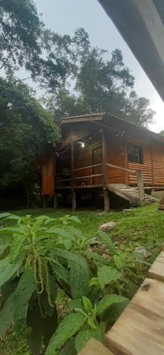 Taman di luar Cabanas Pousada Esmeraldas