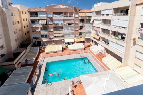 - une vue sur la piscine dans un immeuble dans l'établissement Espanatour ALECIA, à Torrevieja