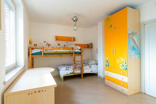 Pokój z 2 łóżkami piętrowymi i biurkiem w obiekcie Trento View w Trydencie