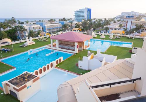 una vista aérea de una piscina en un complejo en Mar Azul Fuerteventura en Morro del Jable