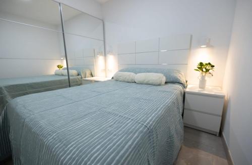 1 dormitorio con 2 camas y un espejo grande en Mar Azul Fuerteventura en Morro del Jable