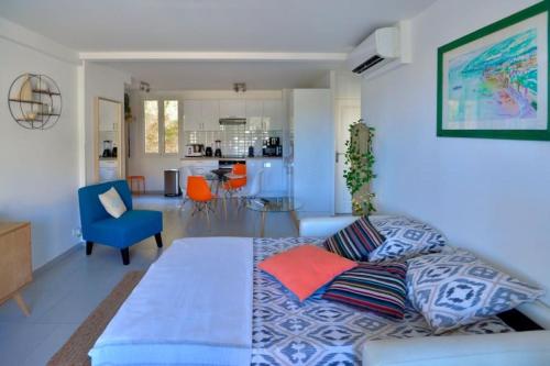 une chambre avec un lit et un salon dans l'établissement Beau 2P, très équipé, localisation parfaite/AC, à Villefranche-sur-Mer