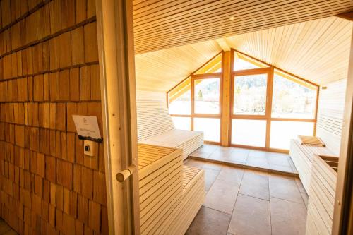 una vista interna di una sauna con finestra di HELDs Vitalhotel a Ruhpolding