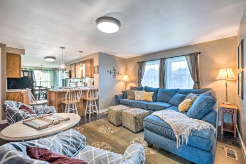 ein Wohnzimmer mit einem blauen Sofa und einem Tisch in der Unterkunft The Windmill House Peaceful Country Getaway in Klingerstown