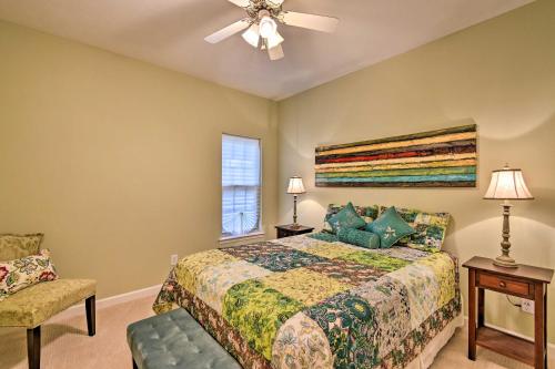 1 dormitorio con 1 cama y ventilador de techo en Sunny Home in Pinehurst Golf Course Community, en Pinehurst