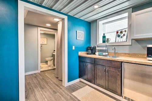 eine Küche mit blauen Wänden und einer Theke mit einer Spüle in der Unterkunft The Windmill House Peaceful Country Getaway in Klingerstown