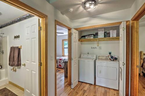 een wasruimte met wasmachine en droger bij Cozy Murphy Cabin Retreat with Deck and Fire Pit! in Salem