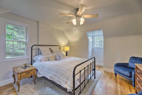 - une chambre avec un lit et un ventilateur de plafond dans l'établissement Charming Cincinnati Home Less Than 10 Mi to Downtown!, à Blue Ash