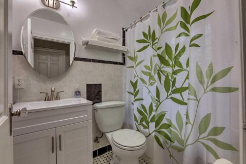 Vannituba majutusasutuses Charming Cincinnati Home Less Than 10 Mi to Downtown!