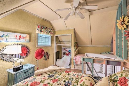 Postel nebo postele na pokoji v ubytování Charming Higden Cabin Near Greers Ferry Lake!