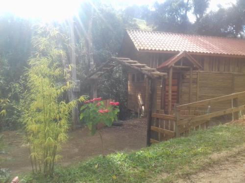 Taman di luar Cabanas Pousada Esmeraldas