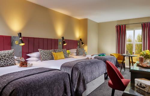 una camera d'albergo con due letti e un tavolo di Shannon Springs Hotel a Shannon