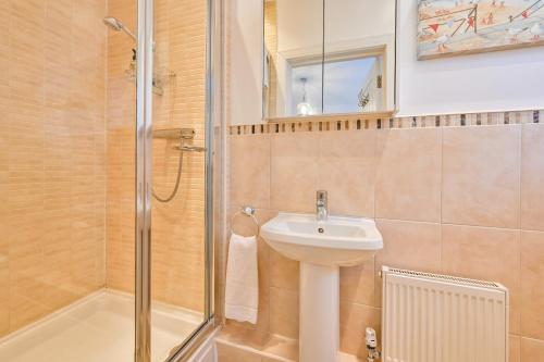een badkamer met een wastafel en een douche bij No2 Ellington Court Apartment in Torquay