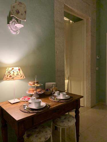 une table avec des tasses et des assiettes de nourriture dans l'établissement Stella, à Terlizzi