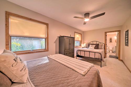 1 Schlafzimmer mit 2 Betten und einem Fenster in der Unterkunft Custom-Built Lakefront Cottage with Spacious Yard! in Hartstown