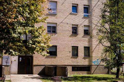 un edificio de ladrillo con una puerta delante en Apartman "Stay In" Osijek, en Osijek