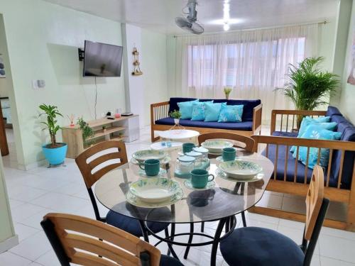 ein Wohnzimmer mit einem Tisch mit Stühlen und einem Sofa in der Unterkunft Apartamento en el Rodadero in Santa Marta