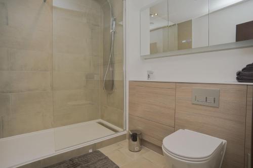 uma casa de banho com um chuveiro, um WC e uma banheira em Modern, 2-bedroom Central Southend flat,9th Floor em Southend-on-Sea