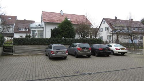 a group of cars parked in a parking lot at Hotel Drei Morgen in Leinfelden-Echterdingen