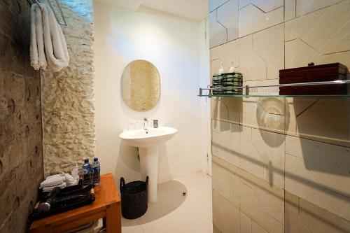 un bagno con lavandino, specchio e doccia di Bias Villa Seminyak a Seminyak
