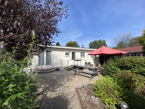 a patio with a picnic table and a building at Vakantiehuis Das in Hulshorst