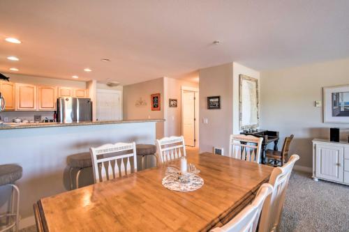 Cuisine ou kitchenette dans l'établissement Westport Condo with Saltwater Pool Steps to Beach!