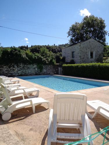 une rangée de chaises longues à côté d'une piscine dans l'établissement Abbaye de Capservy, à Villardonnel