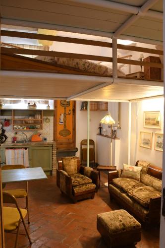 a living room with couches and a table and a kitchen at Casa Gori in Florence
