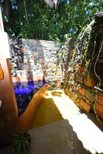 kamienna ściana z ścieżką przed nią w obiekcie Hasthi Safari Cottage w mieście Udawalawe