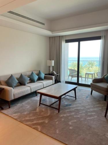 un soggiorno con divano e tavolino da caffè di Sharm 3 Bedroom Luxury Apartment a Sharm
