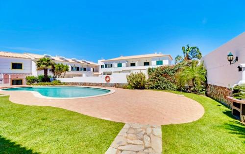 a yard with a swimming pool in a house at Casa Da Luz 18 - swimming pool and beach Town house in Luz