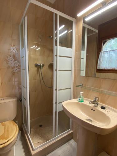 Un baño con ducha, lavabo e inodoro. en Casa Manuela, en Miami Platja