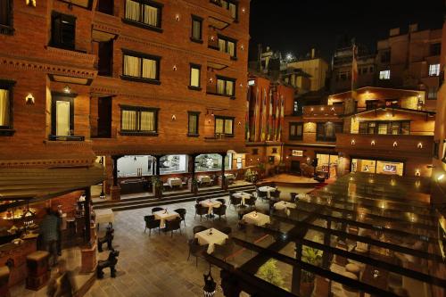 een uitzicht op een gebouw met tafels en stoelen bij Dalai-La Boutique Hotel in Kathmandu