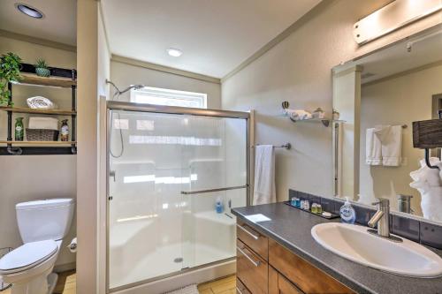 La salle de bains est pourvue d'une douche, d'un lavabo et de toilettes. dans l'établissement Sleek, Modern Sedona Home with Rock Views and Hot Tub!, à Sedona