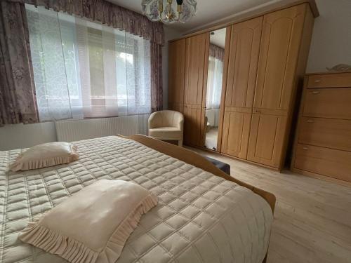 ein Schlafzimmer mit einem großen weißen Bett mit Kissen in der Unterkunft HAUS AURORA - im Grünen, zentral gelegen in Zweibrücken