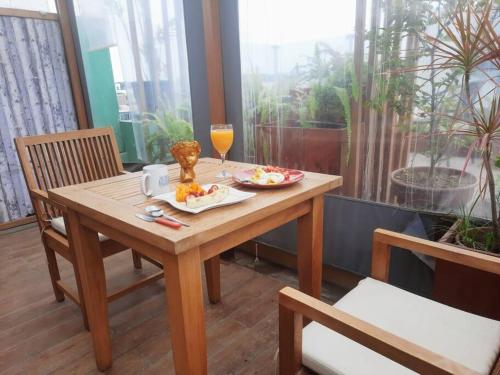 - une table en bois avec une assiette de nourriture et un verre de vin dans l'établissement Beautiful, à Lima